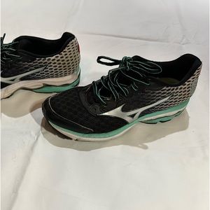 Mizuno wave rider running shoes